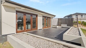 Exterior detail - Beachfront Living, Fire Pit, Large Backyard (The Entrance North)