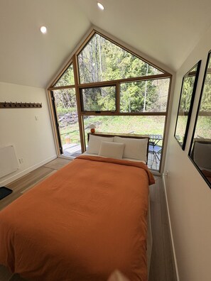 WiFi, bed sheets - Private Modern Cabin | Views for Days | Trails to Town (Rossland)