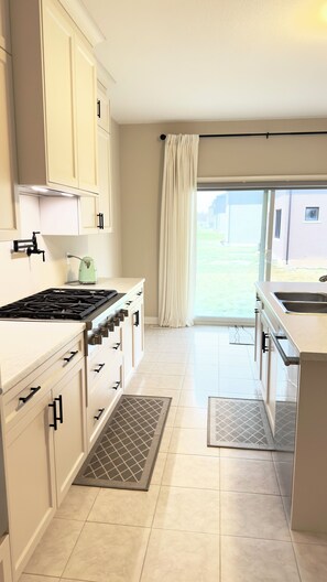 Fridge, microwave, oven, stovetop - Unforgettable Memories- Close to Niagara (Fort Erie)