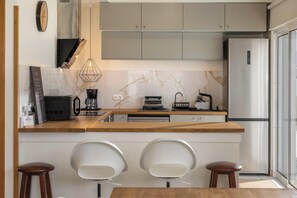 Réfrigérateur, micro-ondes, four, plaque de cuisson