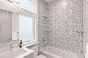 Haartrockner, Handtücher, Seife, Toilettenpapier