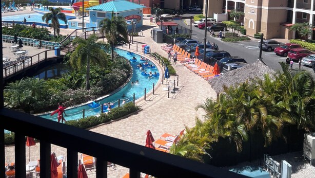 Un hôtel doté d’une piscine, d’un toboggan aquatique et offrant une vue sur la mer.