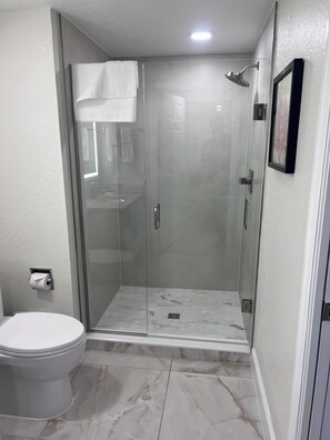 Bañera de hidromasaje, secador de pelo, toallas y papel higiénico