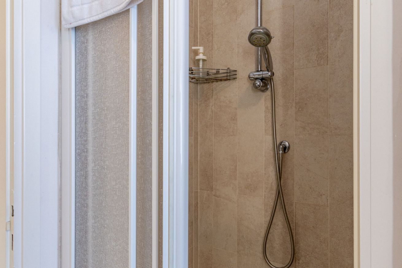Doccia, bidet, asciugamani, carta igienica