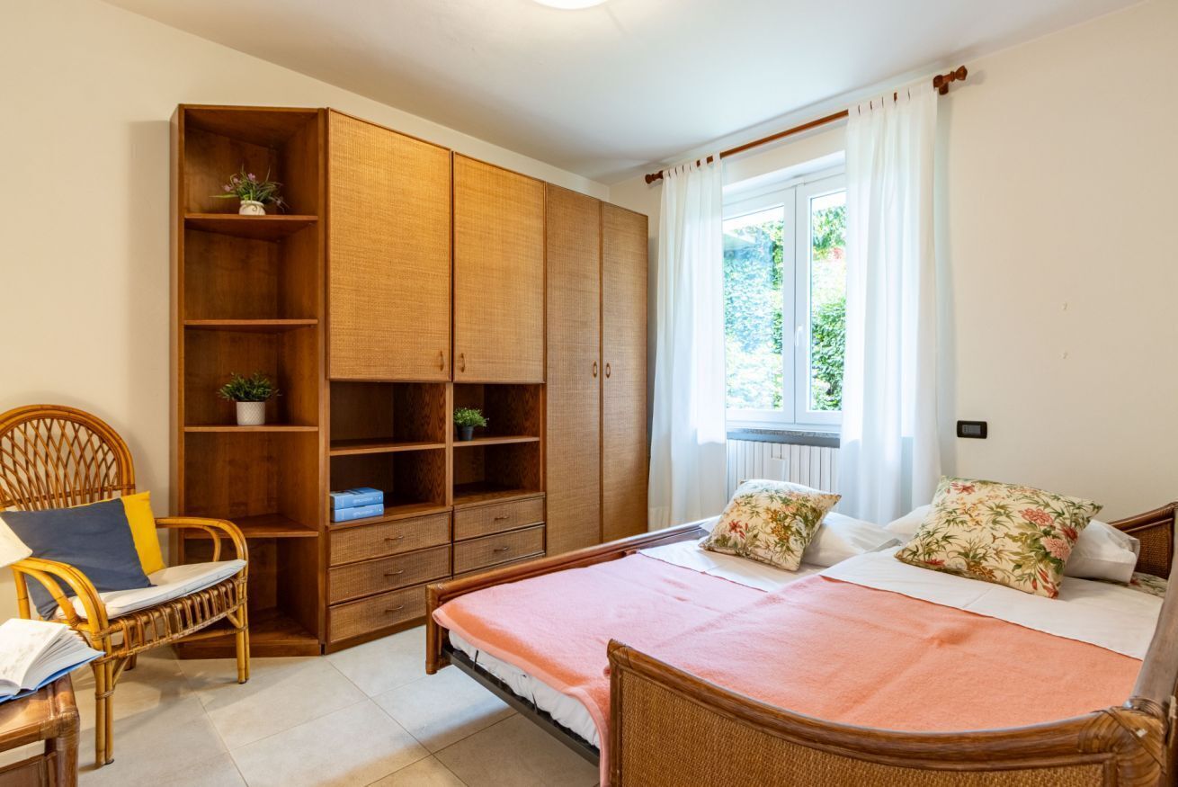 2 camere, una scrivania, ferro/asse da stiro