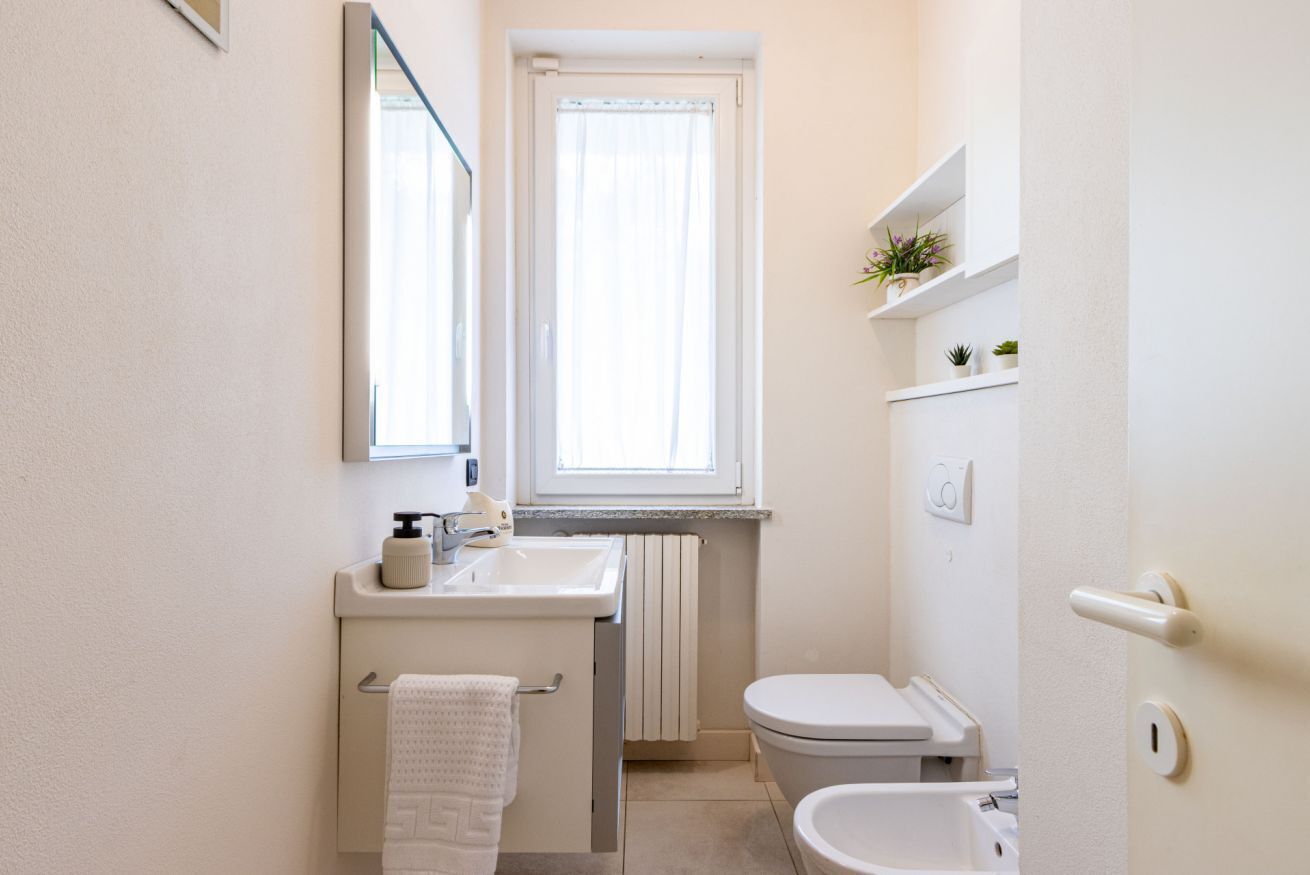 Doccia, bidet, asciugamani, carta igienica