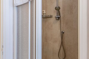 Shower, bidet, towels, toilet paper