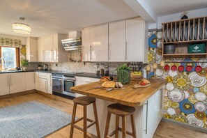 Fridge, microwave, oven, stovetop - Sampford Hideaway Retreat (Saffron Walden)