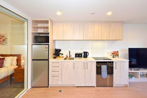 Fridge, microwave, oven, stovetop - Christchurch 1BR Stay with Outdoor Space (Christchurch)