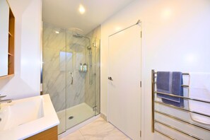 Hair dryer, towels - Christchurch 1BR Stay with Outdoor Space (Christchurch)