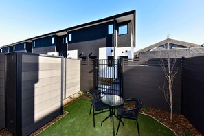 Outdoor dining - Christchurch 1BR Stay with Outdoor Space (Christchurch)