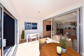 Dining - Christchurch Getaway with Private Yard (Christchurch)