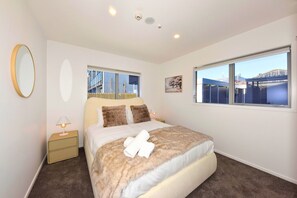 Iron/ironing board, WiFi, bed sheets - Christchurch Getaway with Private Yard (Christchurch)