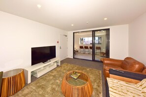 TV - Stylish 2BR Townhouse in Prime Location (Christchurch)