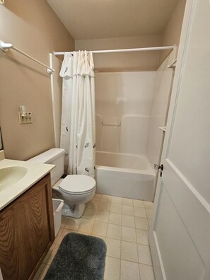 Bathroom - Bright & Welcoming 2BR Near Beach, Boardwalk & Local Attractions (Ocean City)