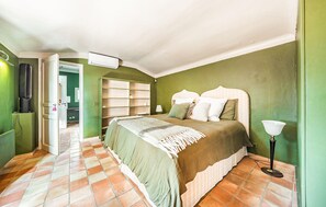 Travel cot, free WiFi - Nice home in Châteauneuf-Grasse (Châteauneuf-Grasse)