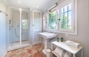 Shower - Nice home in Châteauneuf-Grasse (Châteauneuf-Grasse)