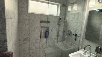 Douche, sèche-cheveux, serviettes fournies, savon
