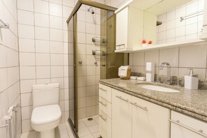 Asciugacapelli, bidet, asciugamani, carta igienica