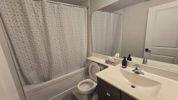 SĂšche-cheveux, serviettes fournies, savon, papier toilette