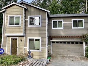 Ein zweistöckiges Haus mit Garage, Haustür und Briefkasten.