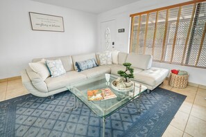 Living area - Marvelous 4-bedroom house with AC in sunny Phoenix (Phoenix)