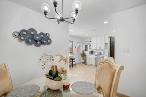 Interior - Marvelous 4-bedroom house with AC in sunny Phoenix (Phoenix)