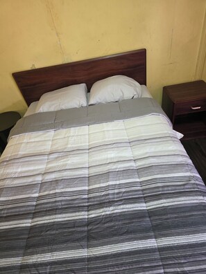 1 bedroom, desk -  LEE MOTEL 2 miles from Nashville downtown (Nashville)