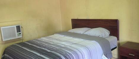 1 bedroom, desk