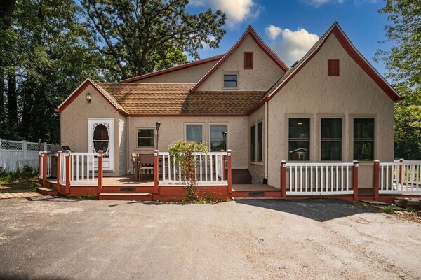 Whimsical Historic Getaway Near Golf, Skiing And Wisconsin Southern Lakes - Fox Lake, IL