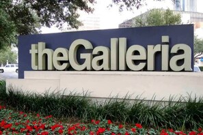 Apartment (1 Bedroom) | Interior - Pool, Gym, Bbq, Modern apt Near Theheights (Houston)
