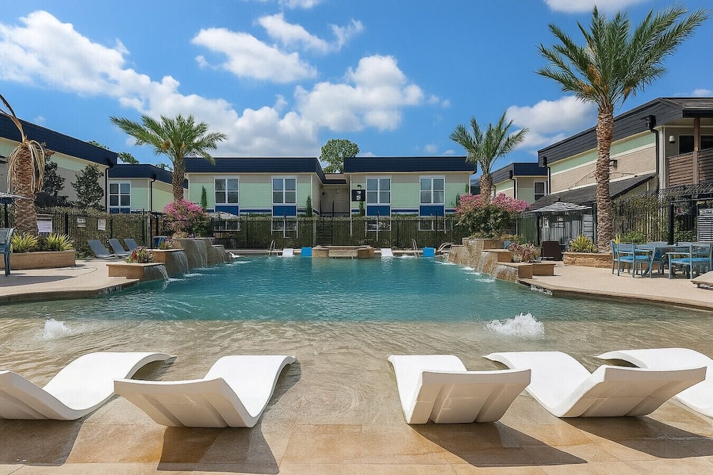 Pool, Gym, Bbq, Modern apt Near Theheights