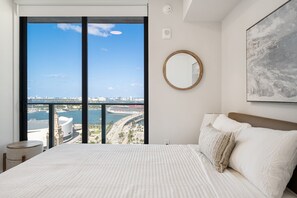 Een strijkplank/strijkijzer, wifi, beddengoed