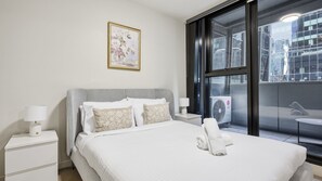 Desk, free WiFi, bed sheets - Collins Street Urban Stay (Melbourne)