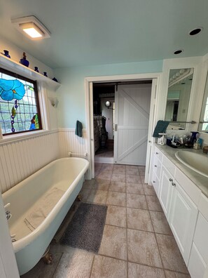 Jetted bath, hair dryer, towels, soap - Venice Beach Classic 2 bedroom, 1 bath for 3 guests max (Los Angeles)