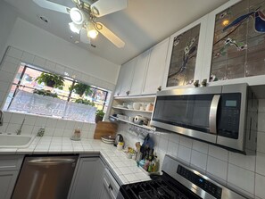 Private kitchen - Venice Beach Classic 2 bedroom, 1 bath for 3 guests max (Los Angeles)