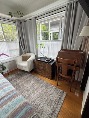 2 bedrooms, iron/ironing board, WiFi, bed sheets - Venice Beach Classic 2 bedroom, 1 bath for 3 guests max (Los Angeles)