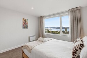 Iron/ironing board, WiFi, bed sheets - Designer Stay w/ River Views (Sandy Bay)