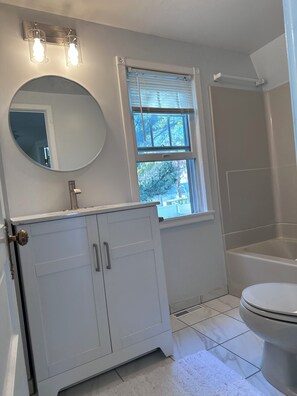 Towels, soap, toilet paper - Wake Up To Water Views in Morningside, Milford, CT.! Fenced In Back Yard! (Milford)