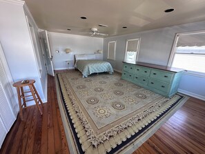 WiFi, bed sheets - Wake Up To Water Views in Morningside, Milford, CT.! Fenced In Back Yard! (Milford)