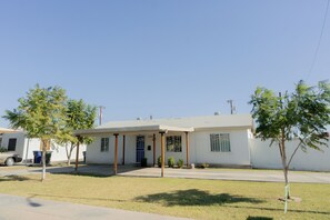 Exterior - Mid-Century Modern 3-bedroom house in Yuma (Yuma)