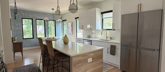Luxury Retreat - Sleeps 10–14 / Uptown & South End