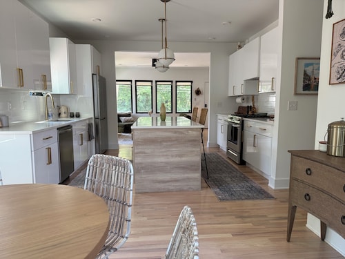 Luxury Retreat - Sleeps 10–14 / Uptown & South End