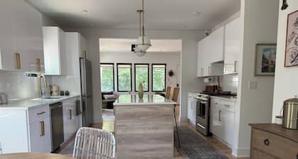 Luxury Retreat - Sleeps 10–14 / Uptown & South End