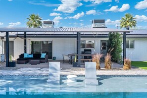Outdoor dining - The Shangri La | 4BR Retreat with Pool, Spa & Fire Pit (Phoenix)