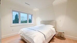 5 bedrooms, iron/ironing board, free WiFi, bed sheets