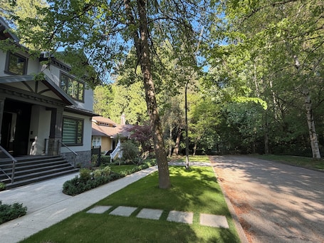 Bright new 5BR Kerrisdale Entire House in Prestigious Vancouver West