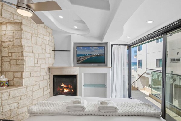 2 bedrooms, iron/ironing board, free WiFi, bed sheets - Fully Renovated Oceanfront Condo w/ Hot Tub, Patio & Parking – Mission Beach (San Diego)