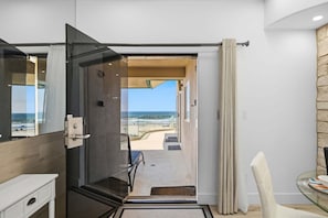 Interior - Fully Renovated Oceanfront Condo w/ Hot Tub, Patio & Parking – Mission Beach (San Diego)