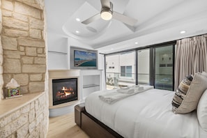 2 bedrooms, iron/ironing board, free WiFi, bed sheets - Fully Renovated Oceanfront Condo w/ Hot Tub, Patio & Parking – Mission Beach (San Diego)